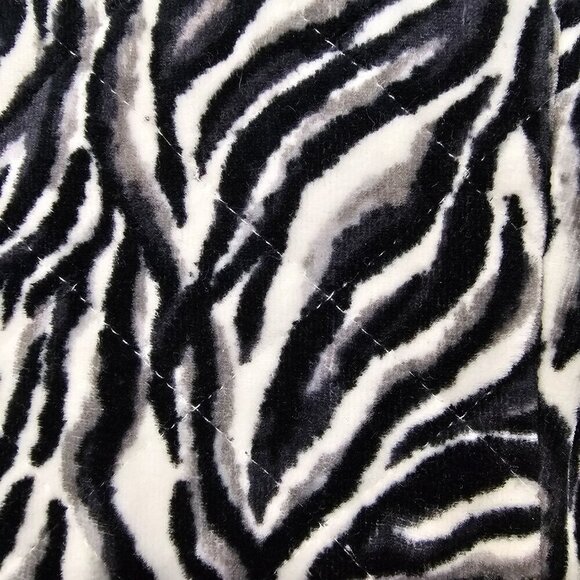 💥Charter Club Zebra Animal Print Zip Up Quilted Black And Gray Vest - Picture 4 of 7